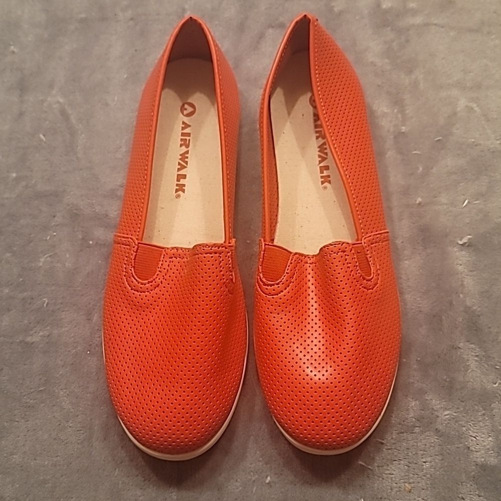 0473. EUC ~ Lipstick Red    ~ Airwalk Flats ~ So Cute ~ Size 7 ~